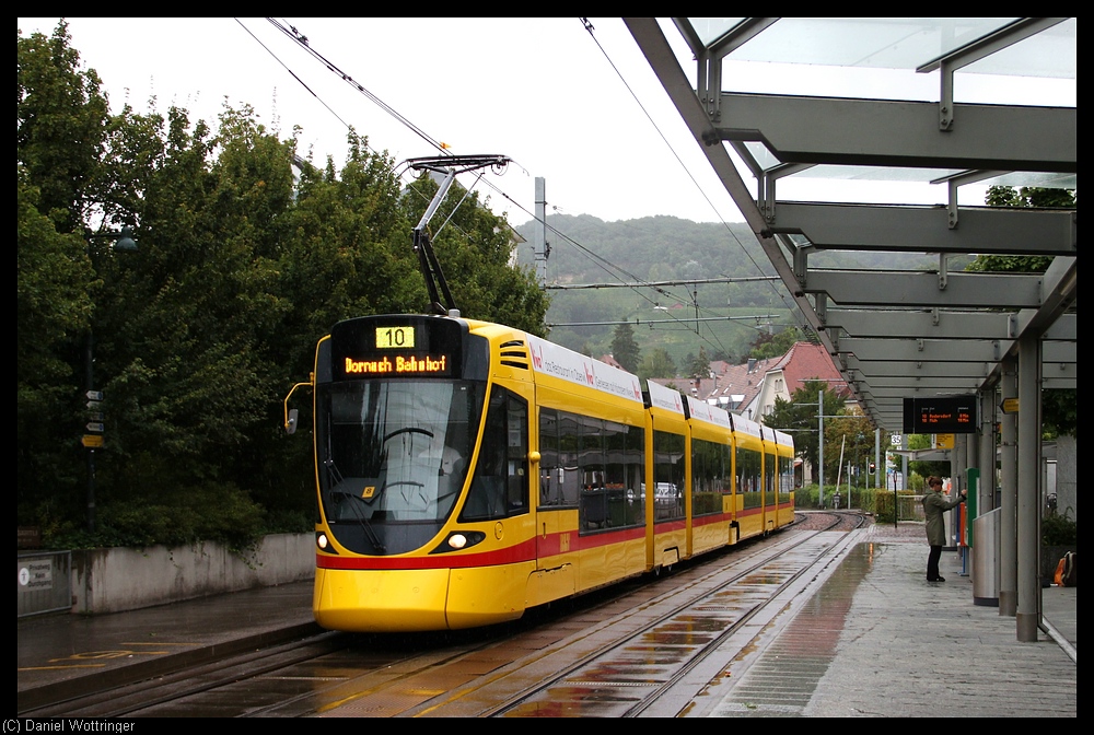 Ein Tangotram der Basel-Land-Tram am 16. August 2010 beim Zwischenhalt in Arlesheim Dorf.