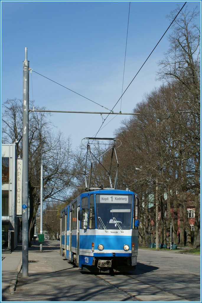 Ein Tatra Tram der Linie 1 verlsst die Enthaltestelle Kadriorg und fhrt nun nach Kopli zurck.
Tallinn, den 1. Mai 2012