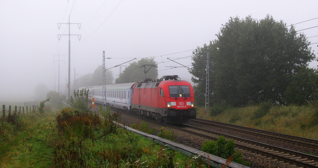 Ein Taurus am  Wawel  konnte ich bisher nicht allzu oft fotografieren. Am 11.10. gelang mir eine Aufnahme von 182 012-5 am EC 341 in Richtung Krakau bei leider mittlerweile sehr diesigen Wetter.
