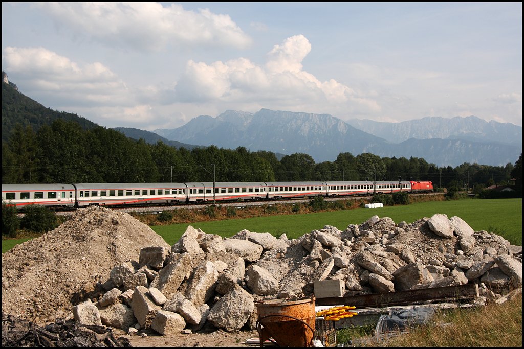 Ein TAURUS bespannt im Inntal den EC 83  GARDA , Mnchen Hbf - Verona Porta Nuova. Im Hintergrund ist das Kaisergebirge zusehen. (08.08.2009)