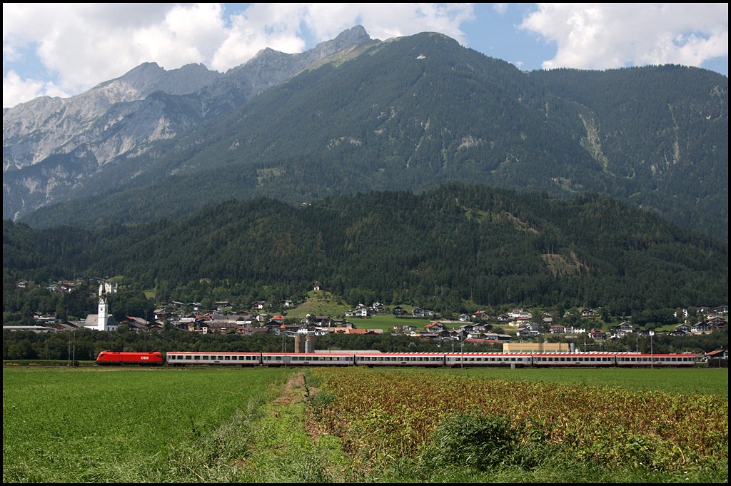 Ein Taurus bringt den OIC 542  Skicircus Saalbach Hinterglemm Leog , Wien Westbahnhof - Innsbruck Hbf, durch das Inntal in die Tiroler Landeshauptstadt. (07.08.2009)