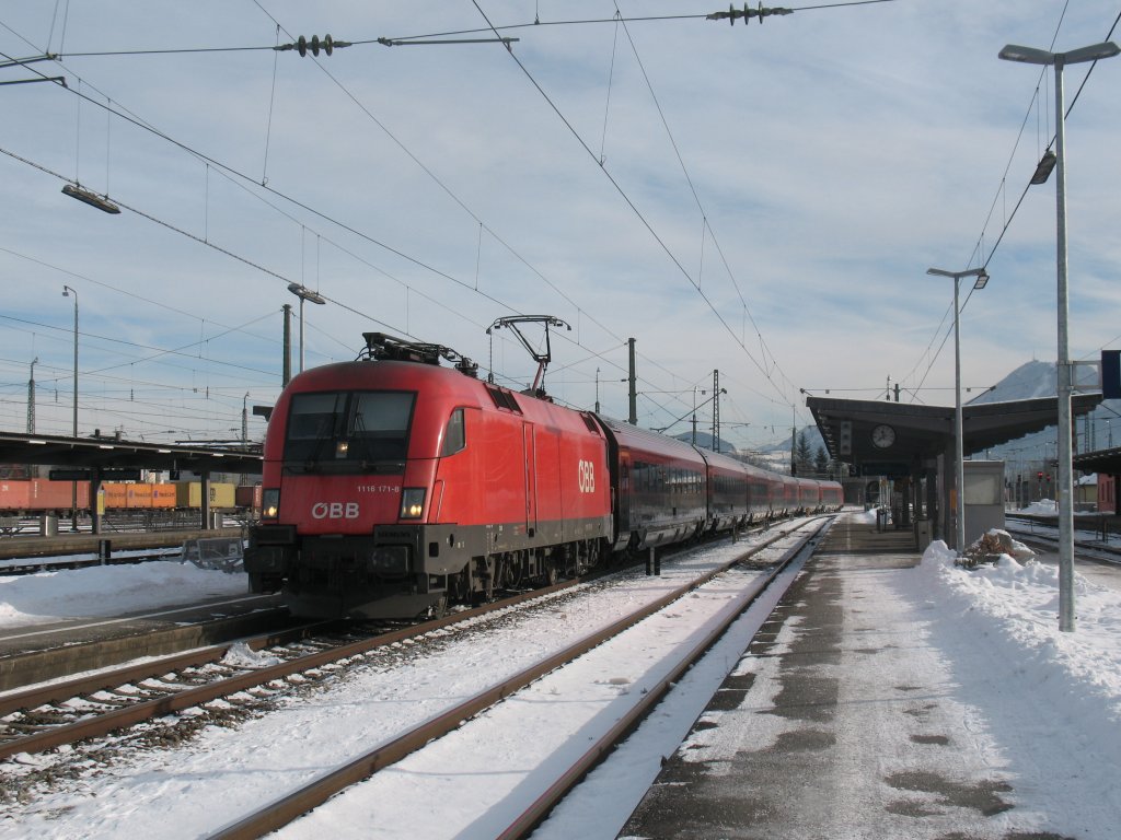 Ein Taurus der BB zieht einen Railjet durch den Freilassinger Bahnhof. 04.01.2011