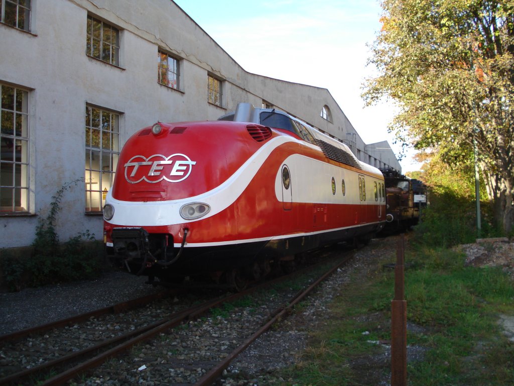 Ein  TEE -VT 11.5-Triebkopf vor einem  Bgeleisen  der CFL im Bahnpark Augsburg, 03.10.10.