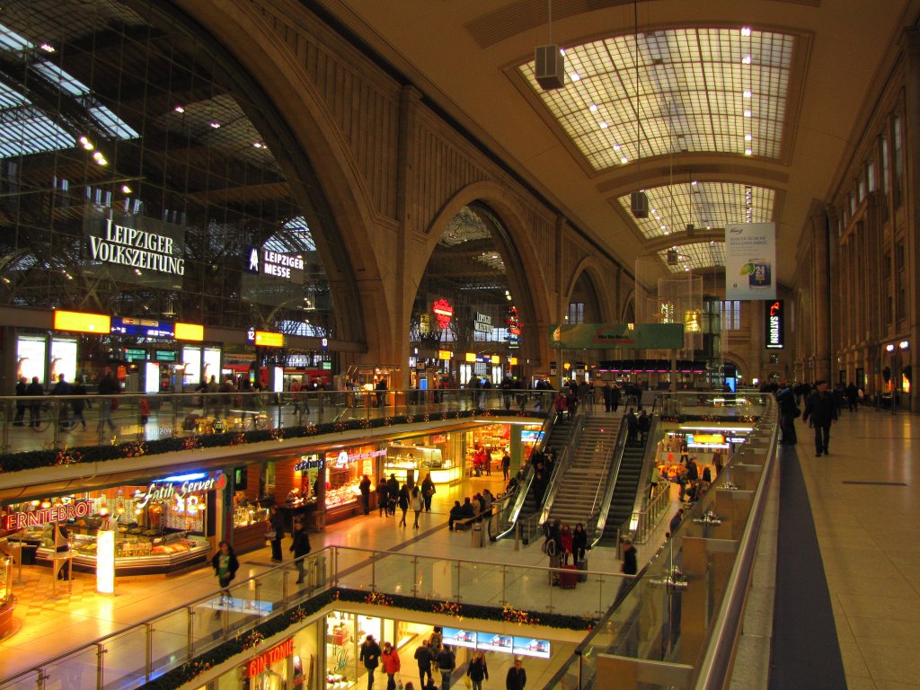 Ein Teil der dreiebigen Bahnhofshalle vom Leipziger Hbf am 05.01.2013.
