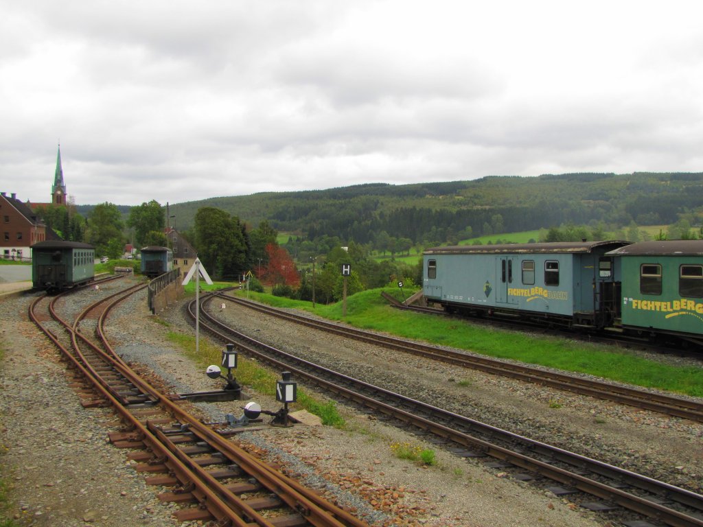 Ein Teil der Gleisanlagen mit abgestellten Schmalspurbahnwagen der Fichtelbergbahn, in Hammerunterwiesenthal; 13.09.2011