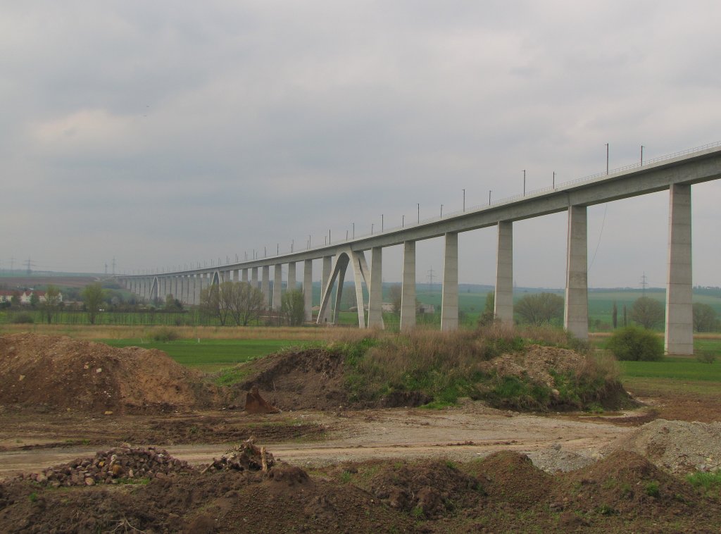 Ein Teil der neuen Unstruttalbrcke, die zur Neubaustrecke von Erfurt nach Leipzig/Halle gehrt, am 01.05.2013 bei Karsdorf.