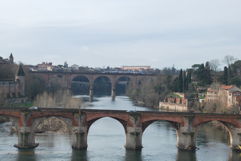 Ein TER Rodez-Toulouse fhrt ber den Tarn in Albi (81). Im Vordergrund steht die alte Brcke (Pont Vieux). Foto vom 27. Januar 2012.