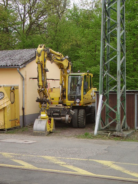 Ein Terex Zweiwege Bagger am 16.04.11 in Frankfurt am Main am Stadion