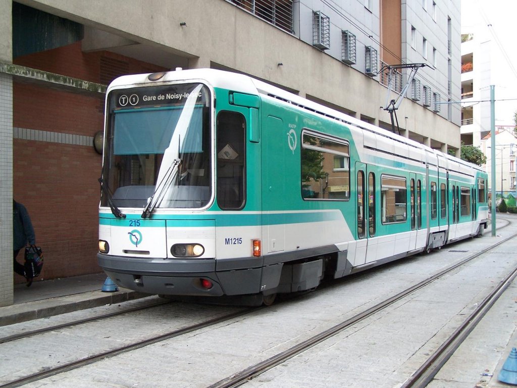 Ein TFS Wagen, Nr 215, fhrt auf der Linie T 1 in St-Denis am 01/10/10.