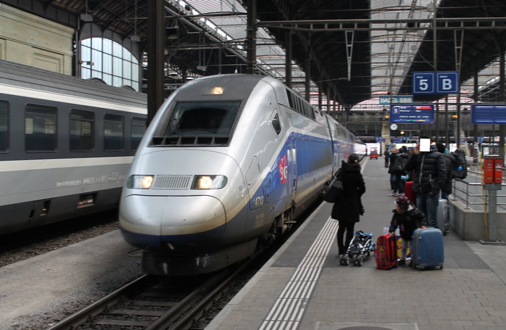 Ein TGV 2N2 aus Zrich zur Weiterfahrt nach Paris am 3.1.13 bei der Einfahrt in Basel SBB.