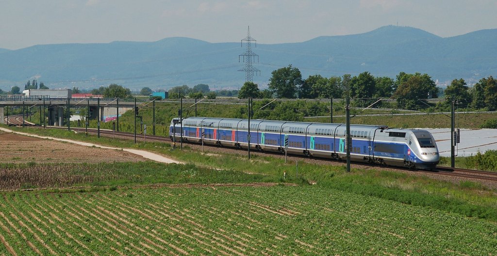 Ein TGV Duplex als TGV 9553, Paris Est - Frankfurt(M) Hbf, befhrt die schifferstadter Umgehungsstrecke und erreicht bald Mannheim Hbf. 28.05.2013