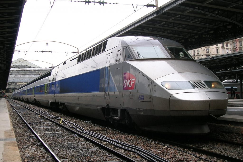 Ein TGV der meines Wissens zweiten Generation vom Typ  TGV-Atlantique  fotografiert am 09.06.2010 um 15:21 Uhr im Bahnhof Paris Gare-de-l'Est. 
