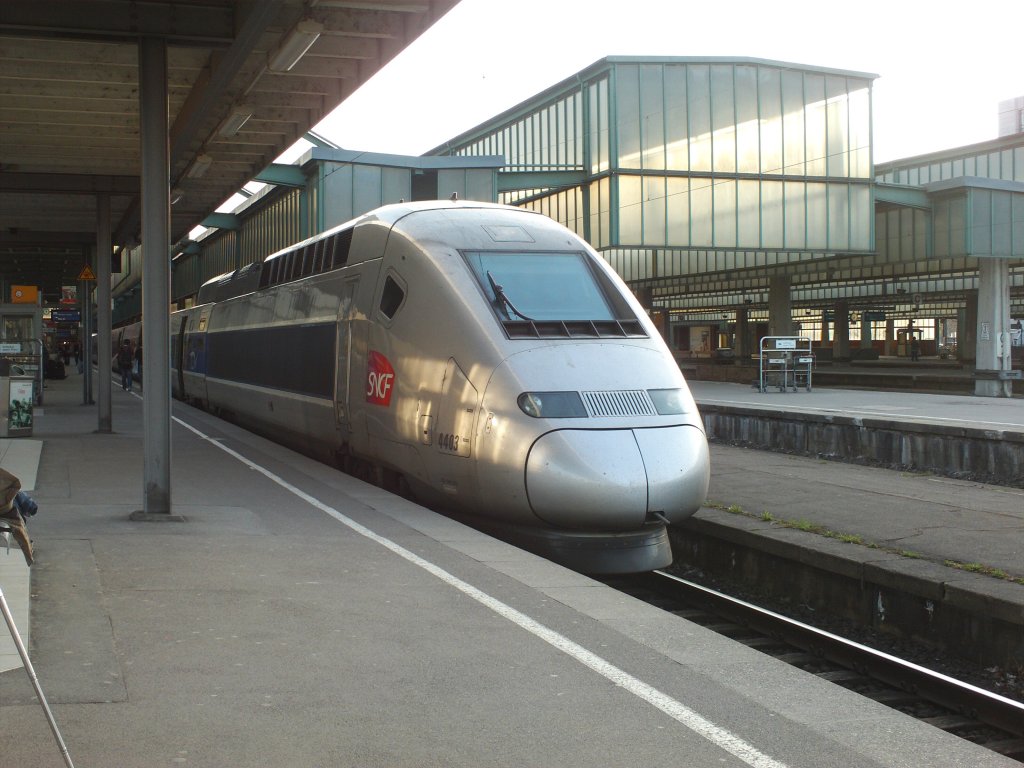 Ein TGV nach Paris am 07.04.10 in Stuttgart Hbf