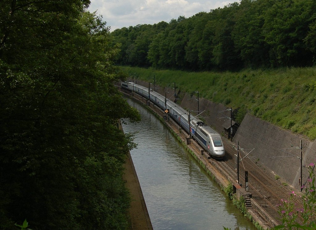 Ein TGV POS fhrt am Rhein-Marne-Kanal, zwischen Reding & Arzviller, seinem nchsten Halt Strasbourg entgegen. 18.07.2012