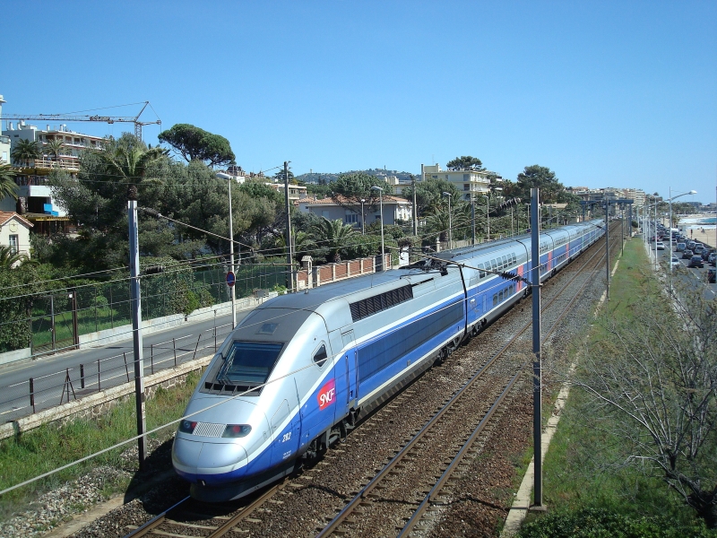 Ein TGV vom Typ  Duplex  auf Schleichfahrt in Richtung Cannes, kurz vor dem Tunnel unter der Innenstadt. Eine traumhafte Strecke, vom Strand nur durch eine Strae getrennt. 7.4.2008