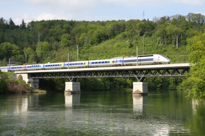 Ein TGV berquert die Aarebrcke in Olten; 08.05.2010