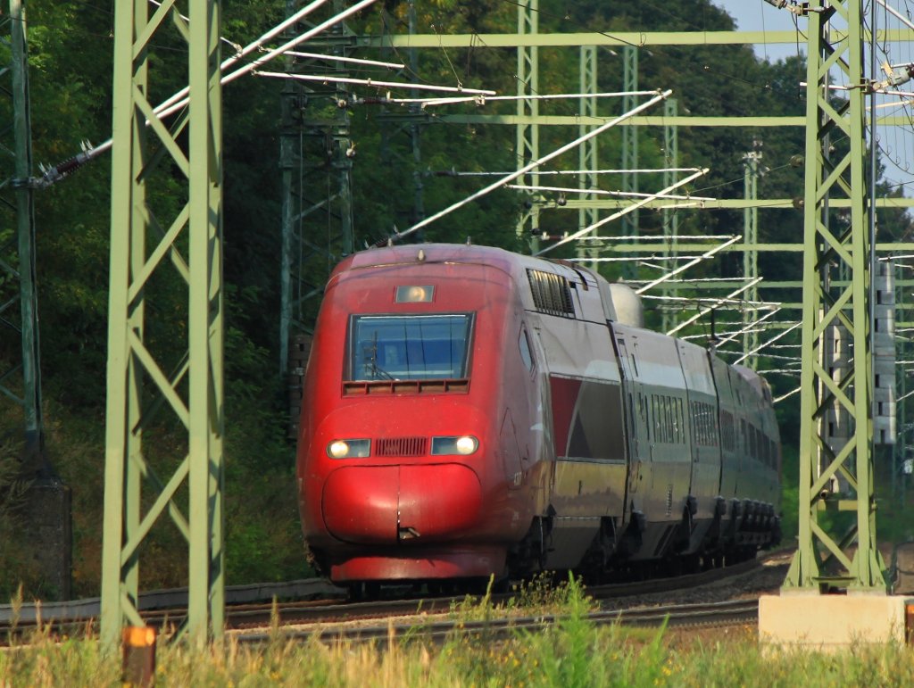 Ein Thalys f�hrt am 21.08.2012 auf der KBS 480 in Stolberg durch einen Wald aus Masten nach Aachen und weiter nach Paris.