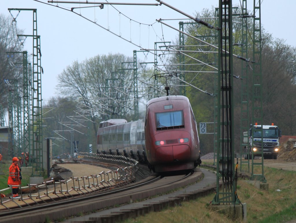 Ein Thalys hat von Belgien kommend am 01.04.2011 den neuen Buschtunnel verlassen und fhrt auf die Sdrampe zu, die steil zum Aachener Hbf hinunter geht.
