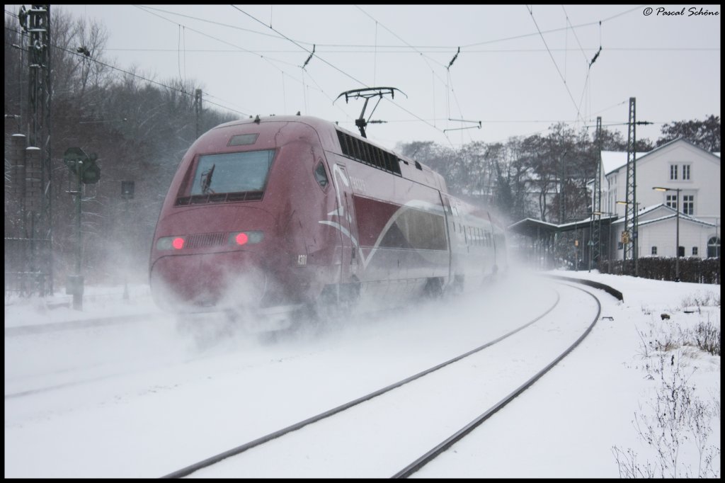 Ein Thalys von Paris nach Aachen Hbf bei der Durchfahrt des Eschweiler Bahnhofs.
14.02.10 16:07