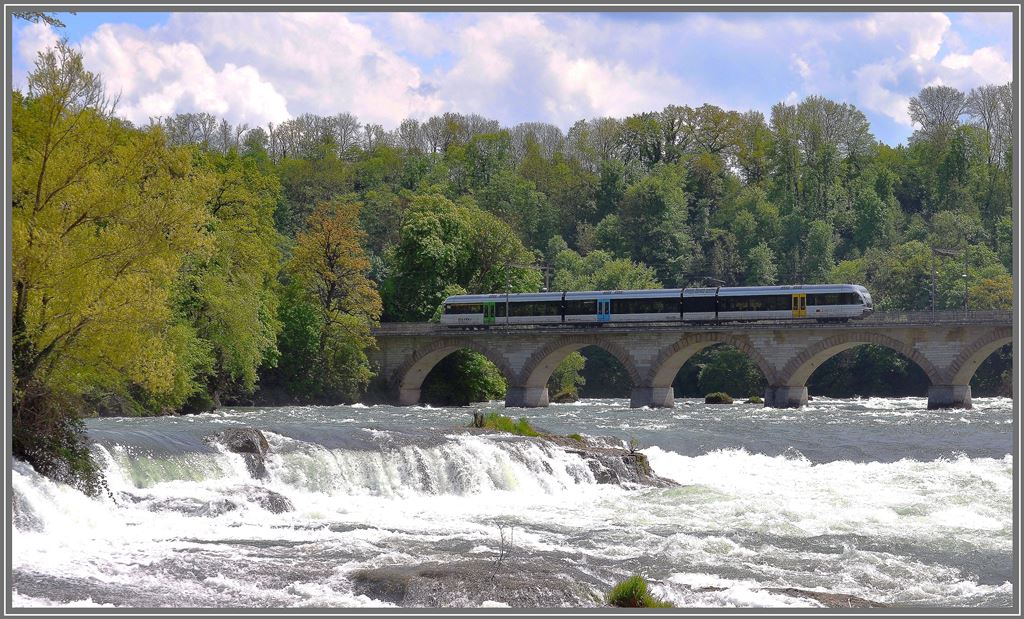 Ein Thurbo GTW 2/8 der S33 nach Winterthur auf der Rheinfallbrcke. (07.05.2013)