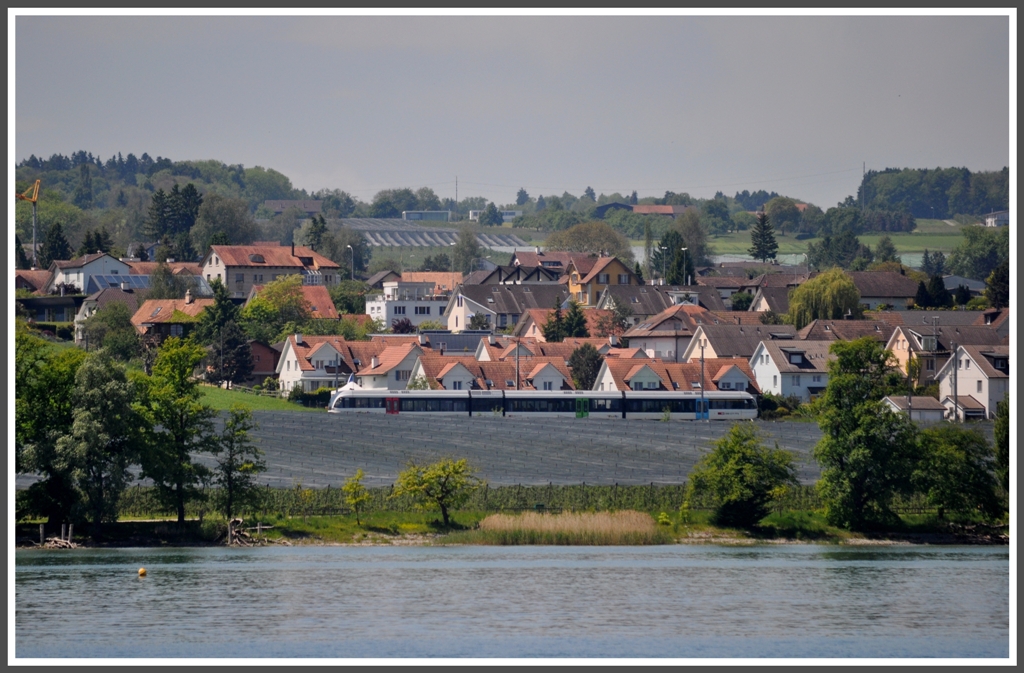 Ein Thurbo GTW zwischen Romanshorn und Kreuzlingen, aufgenommen von einem Bodenseeschiff. (20.05.2012)