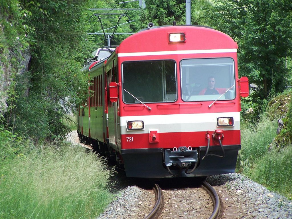 Ein Tiebwagen rollt aus Glovelier am 12/06/10.