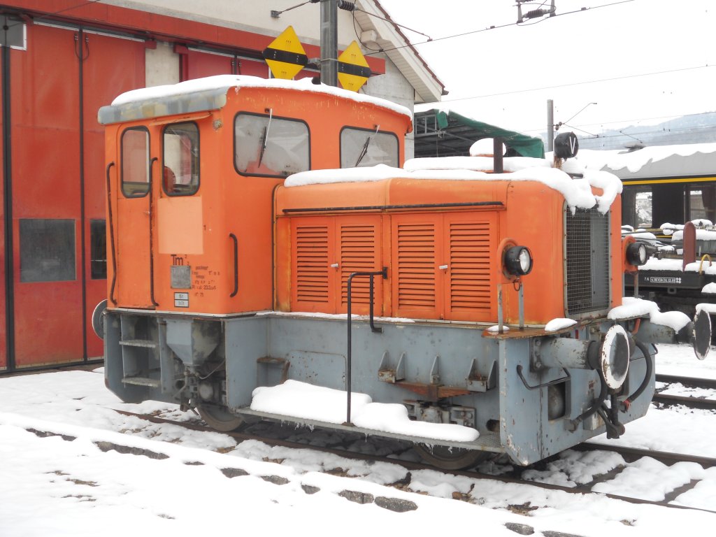 Ein Tm2/2 der OeBB steht am 30.11.2010 vor dem depot Balsthal. HINWEIS: Von der Strasse aus fotografiert.