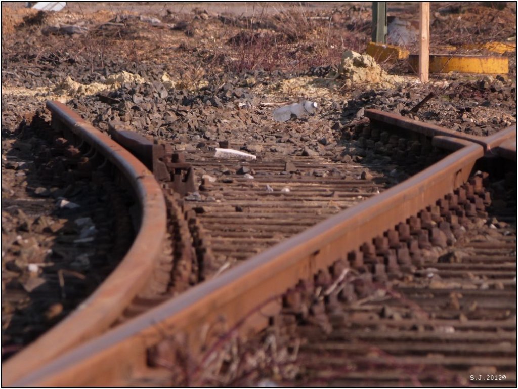 Ein  Totes Gleis  kam mir im April im Aachener Westbahnhof als Motiv vor die Linse.
Mittlerweile existiert es wohl nicht mehr ,dank der Baumassnahmen.