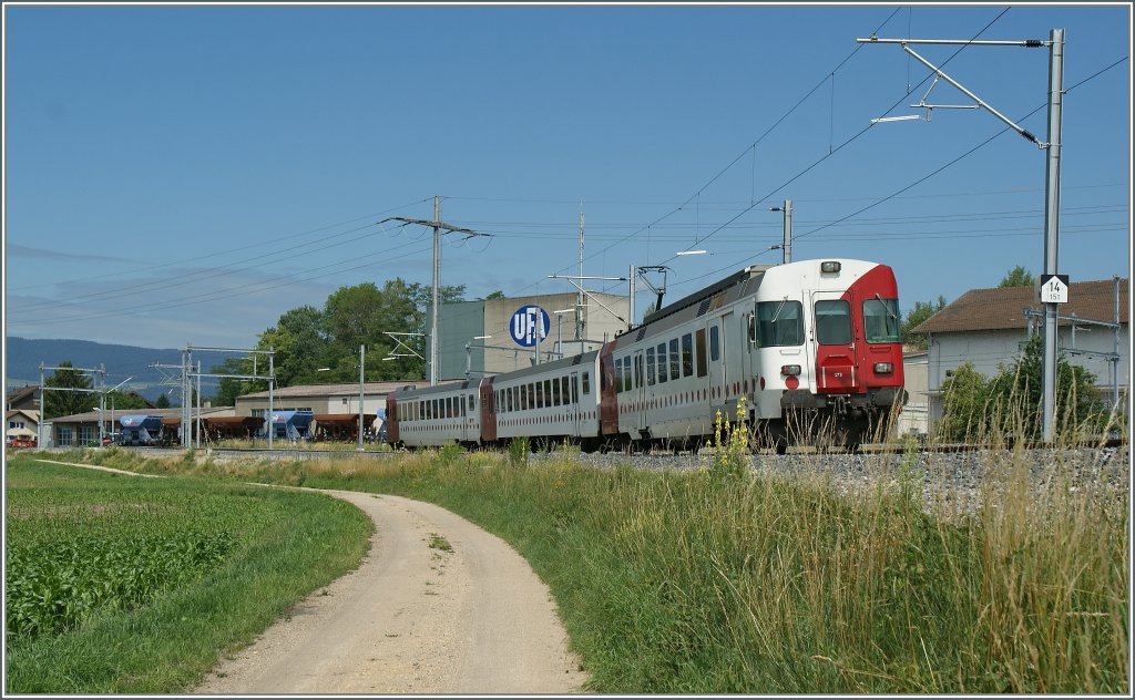 Ein TPF Regionalzug nach Neuchtel erreicht Ins.
25. Juni 2011