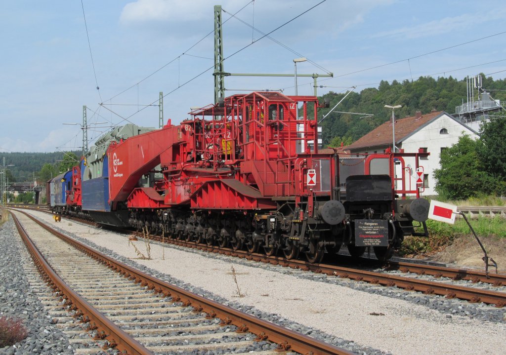 Ein Trafo-Transport steht am 21. August 2012 auf Gleis 5 in Kronach abgestellt.