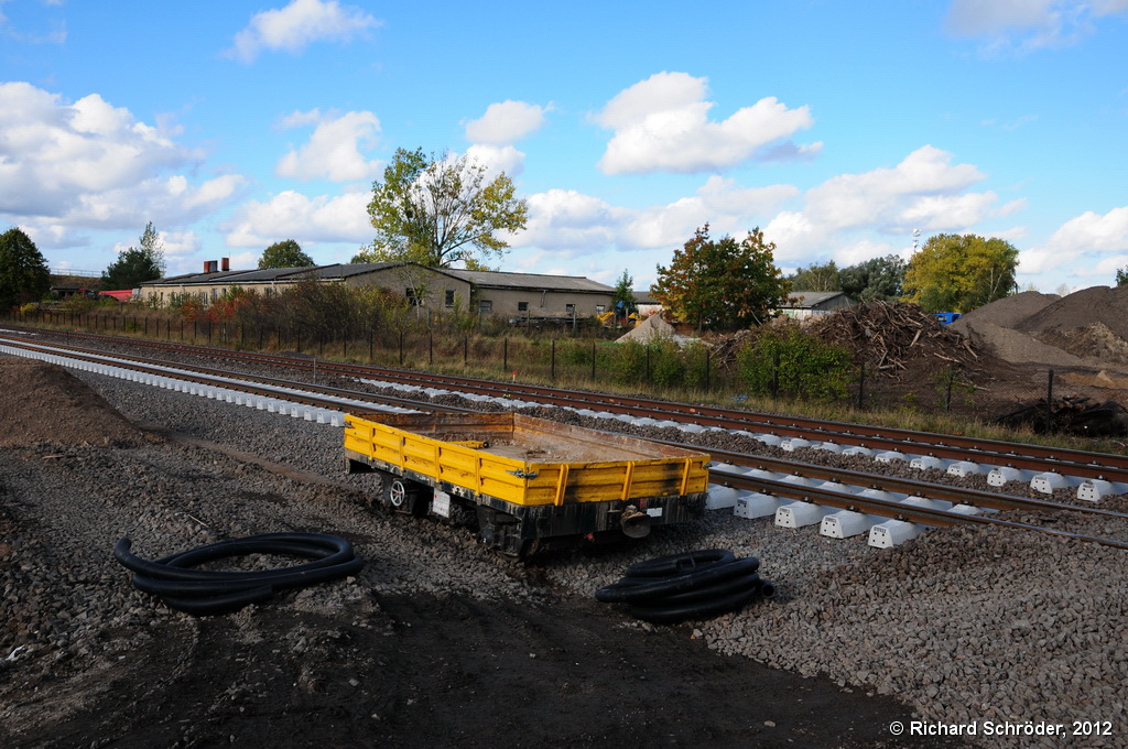 Ein Transportwagen f�r Schienen und Baumaterial steht am 13.10.2012 abseits der Schienen im Bahnhof Grabowh�fe. 
