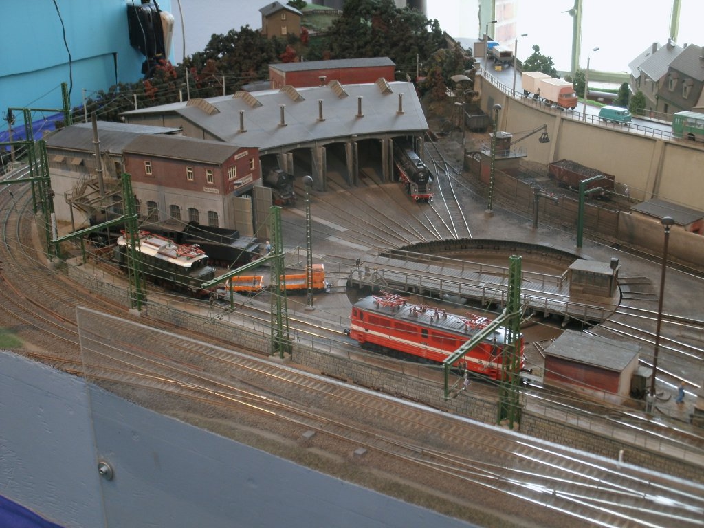 Ein Traum vieler Modelleisenbahner einen groen Lokschuppen mit Drehscheibe auf seiner Anlage zuhaben.Die Modellbahnfreunde aus Leipzig erfllten sich ihren Traum auf ihrer H0-Anlage und bauten dieses Bw auf ihrer Clubanlage.Gesehen am 29.Oktober 2011 im Berliner Postbahnhof.