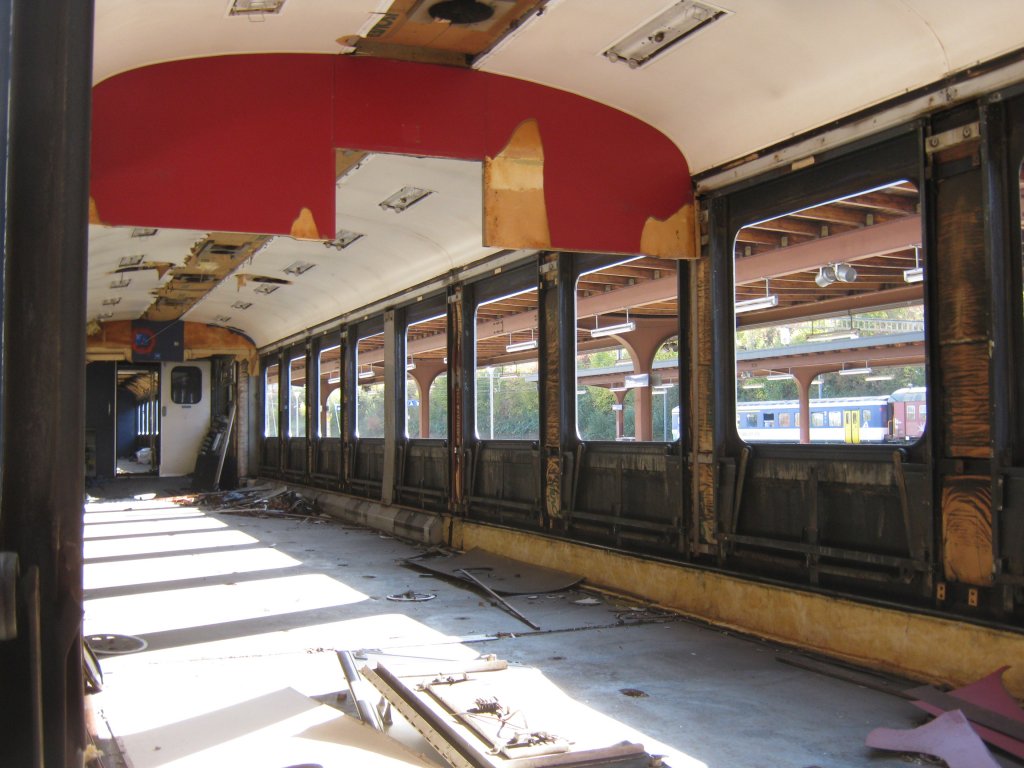 Ein trauriges Bild macht auch das Innere der ausgeschlachteten Wagen. Dieser Wagen, Ex. B EWI NPZ, ex. TILO, 50 85 20-35 018-4, steht am Perron 1 in Stein-Sckingen. Da auch die Fenster ausgebaut wurden, ermglichte dies mir, meine Kamera ins Innere des Wagens zu halten, 26.10.2011.