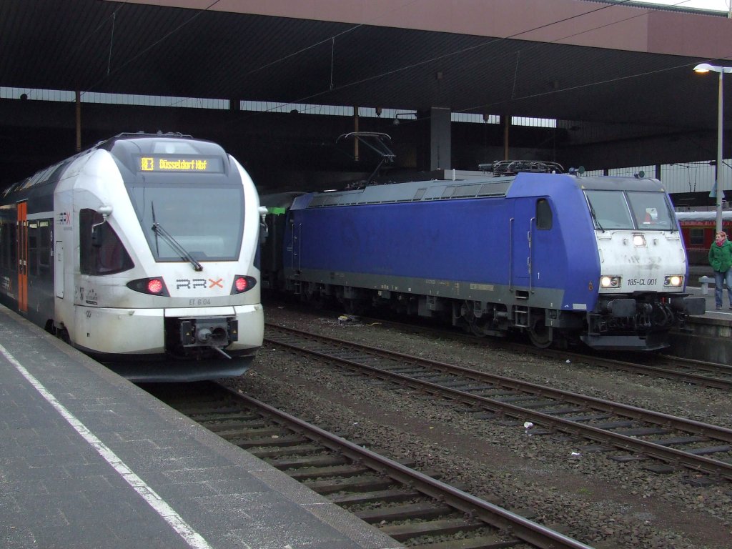 Ein Treffen des aktuellen Eurobahn Fuhrparks am 05.02.2010 in D�sseldorf Hbf. Links der Flirt auf der RE 3, rechts der zur Zeit eingesetzte Misch-Masch Zug mit 185 auf dem RE 13.