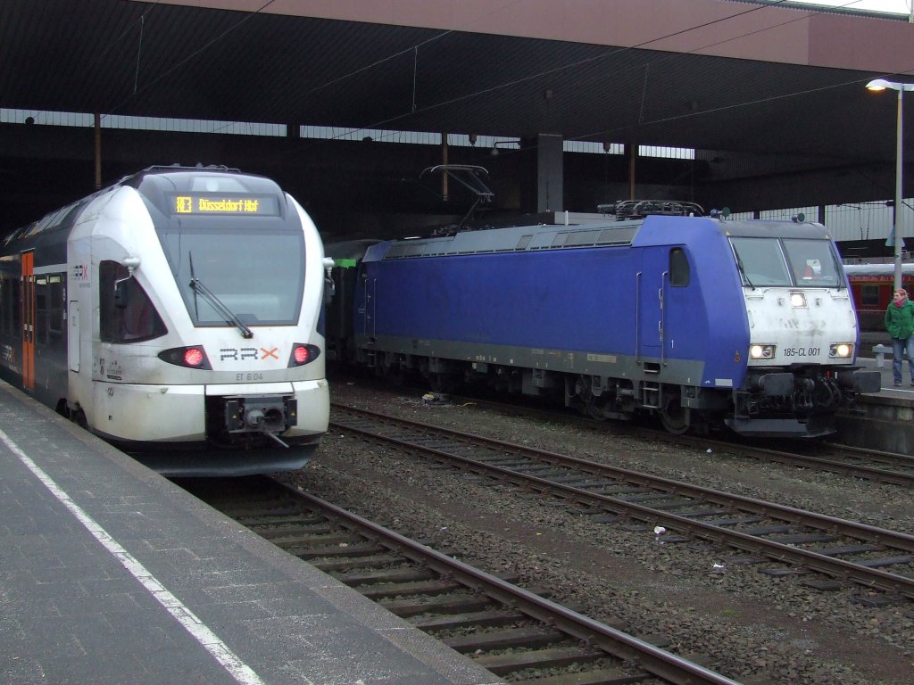 Ein Treffen des aktuellen Eurobahn Fuhrparks am 05.02.2010 in Dsseldorf Hbf. Links der Flirt auf der RE 3, rechts der zur Zeit eingesetzte Misch-Masch Zug mit 185 auf dem RE 13.