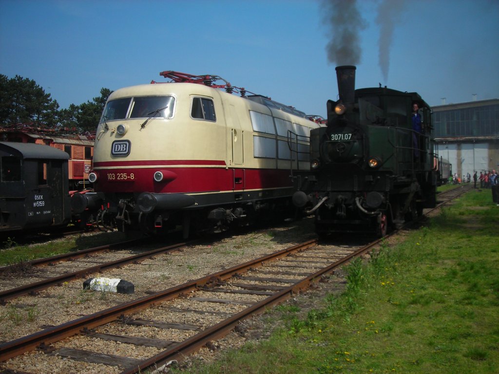 Ein Treffen der Generationen. DT1.07(3071.07) und 103 235-8. Der legend�re Reingold war am Wochenede zu Gast in �sterreich. Am Vortag wurde ein Sonderzug nach Budapest gef�hrt und am 25.4. besuchte er das Andampfen im Heizhaus Strasshof.