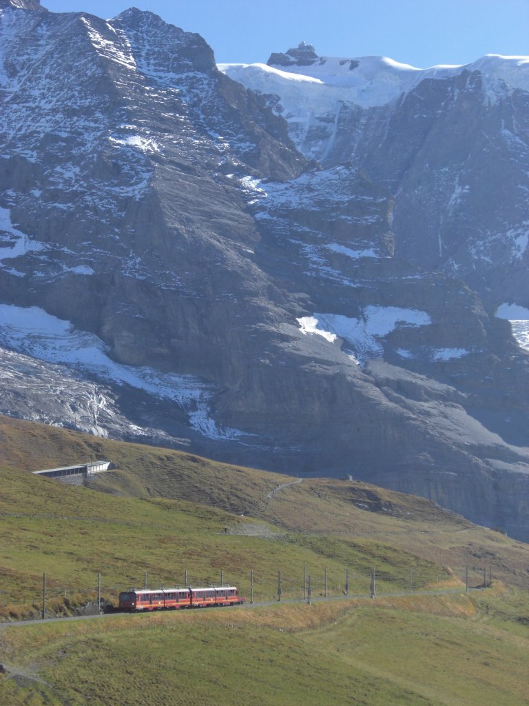 ein Triebwagen auf Bergfahrt, kurz nach dem Bahnhof Kleine Scheidegg in der Mitte oben erkennt man die Bergstation  Top of Europe  Jungfraujoch 3471 m . M. der Hchste Bahnhof Europas