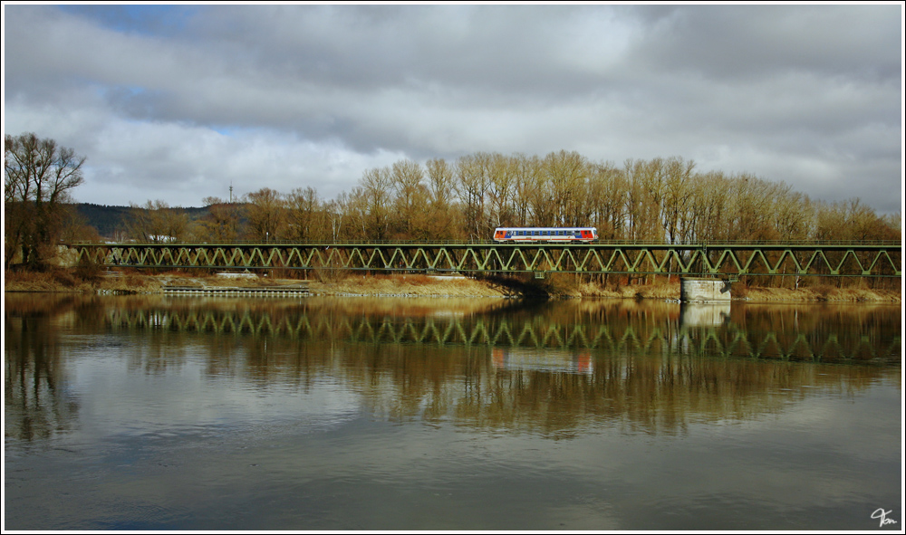 Ein Triebwagen der Baureihe 5047 fhrt ber die Deusch-sterreichische Grenzbrcke von Simbach nach Braunau am Inn. 
28.2.2009