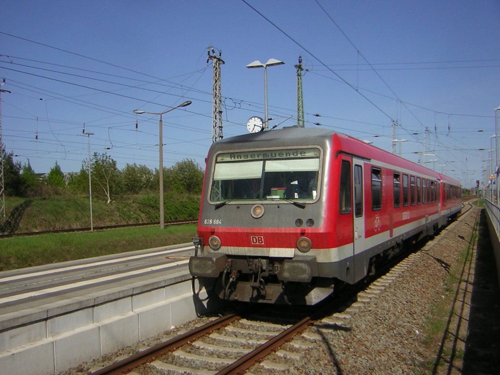 Ein Triebwagen der Baureihe 628 in Angermnde fhrt nach Stettin 30.4.2011