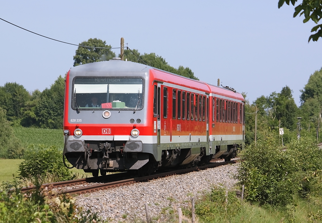 Ein Triebwagen der Baureihe 628 befindet sich auf dem Weg von Aulendorf nach Kislegg, hier bei der Durchfahrt in Rossberg, aufgenommen am 17.07.2013