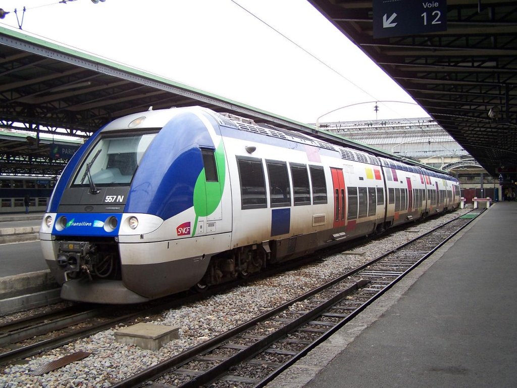 Ein Triebwagen BGC, auch Bi-Bi genannt, der Region Champagne-Ardenne, im Bahnhof Paris-Est am 04/10/10.