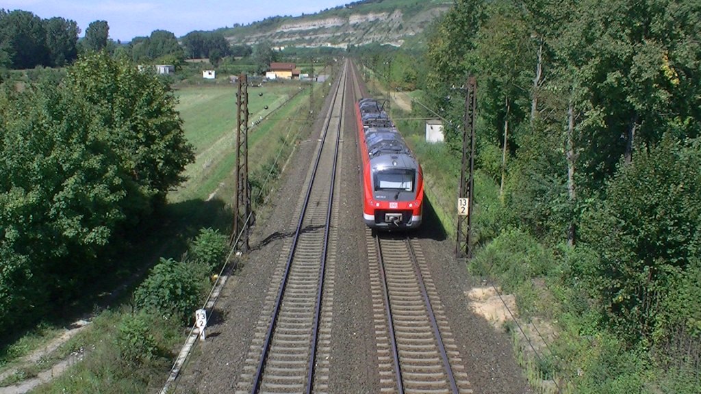 Ein Triebwagen der BR 440 der Mainfrankenbahn fhrt am 20.08.2011 als RB Wrzburg Hbf - Jossa durch die Ortschaft Thngersheim. 