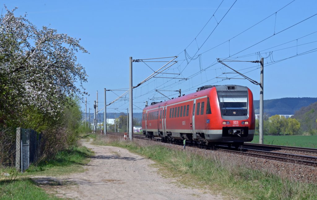 Ein Triebwagen der BR 612 fuhr am 28.04.12 durch Rothenstein Richtung Saalfeld.