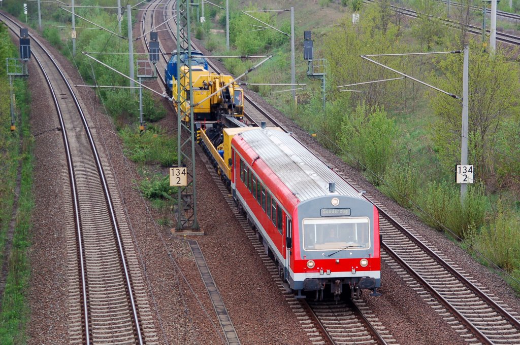 Ein Triebwagen der BR 626 zieht am 04.05.10 einen Bauzug von Spitzke durch Holzweissig Richtung Bitterfeld.