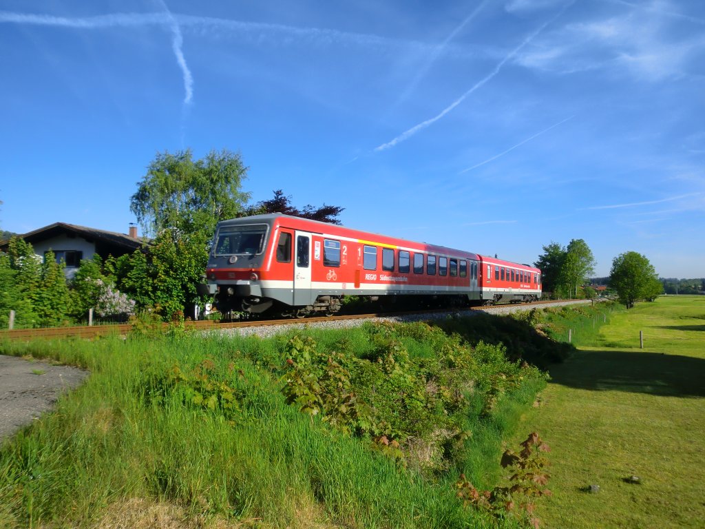 Ein Triebwagen BR 628 der  Chiemgau-Bahn  von Prien nach Aschau
kurz vor dem erreichen des Bahnhofs von Aschau. Aufgenommen am
10. Mai 2011.