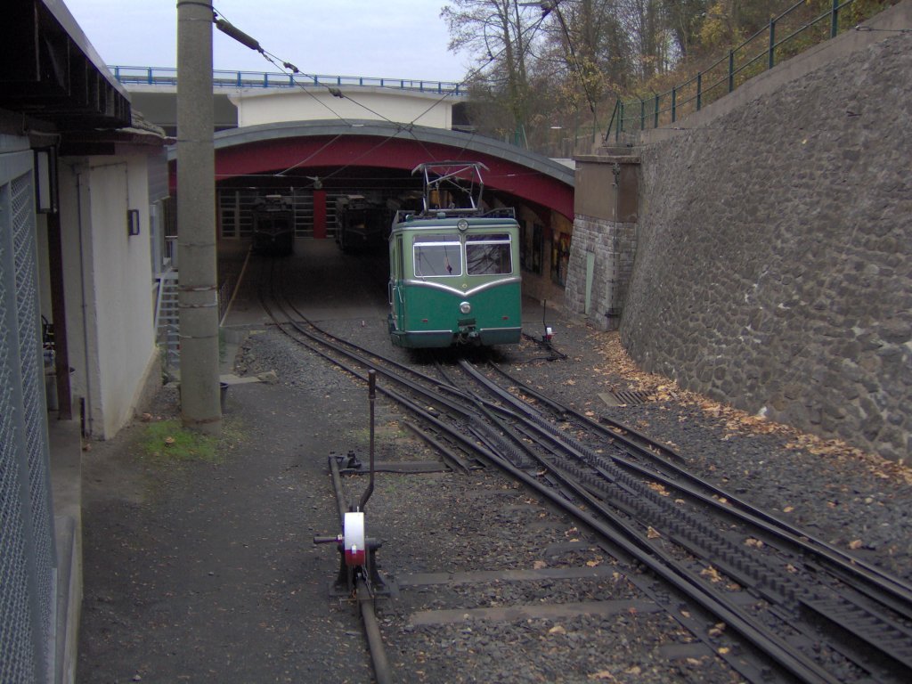 Ein Triebwagen der Drachenfelsbahn fhrt von der Talstation ab.