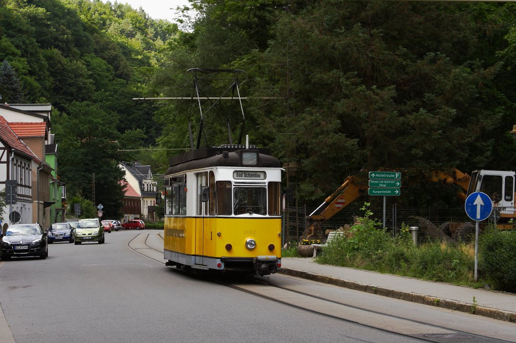Ein Triebwagen der Kirnitzschtalbahn am 23.06.2012, kurz nach Verlassen der Endhaltestelle auf der Kirnitzschtalstra�e in Bad Schandau. Mit diesem Bild habe ich mich f�r dieses Mal von der sch�nen Bahn verabschiedet, nicht ohne den Vorsatz zu fassen, nach Beendigung des Wiederaufbaus des flutzerst�rten letzten Streckenabschnittes, wiederzukommen!!