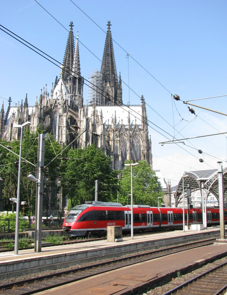 ein Triebwagen der Reihe 644 verlsst Kln HBf am 21.-7.-2010