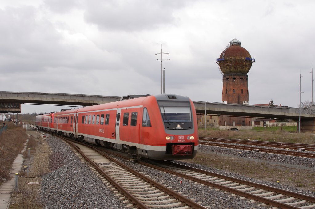 Ein Triebwagenzug der Baureihe 612 f�hrt am 07.04.2012, aus Wernigerode kommend, im Bahnhof Halberstadt ein.