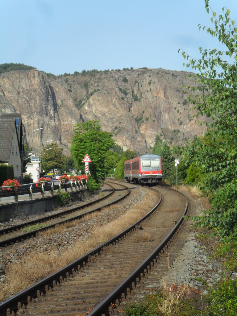 Ein Triebzug der Baureihe 628 auf der Fahrt von St. Wendel nach Mainz Hbf kurz nach dem beschaulichen Haltepunkt Norheim, und vor dem wunderschnem Gestein des Rotenfels. August 2012.